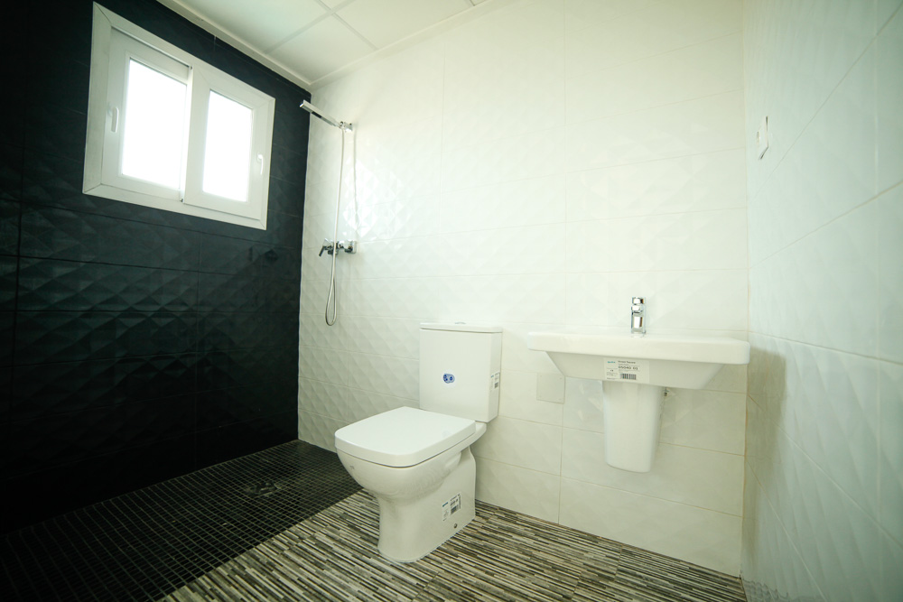 moderní dům LINDA - koupelna se sprchovém koutem